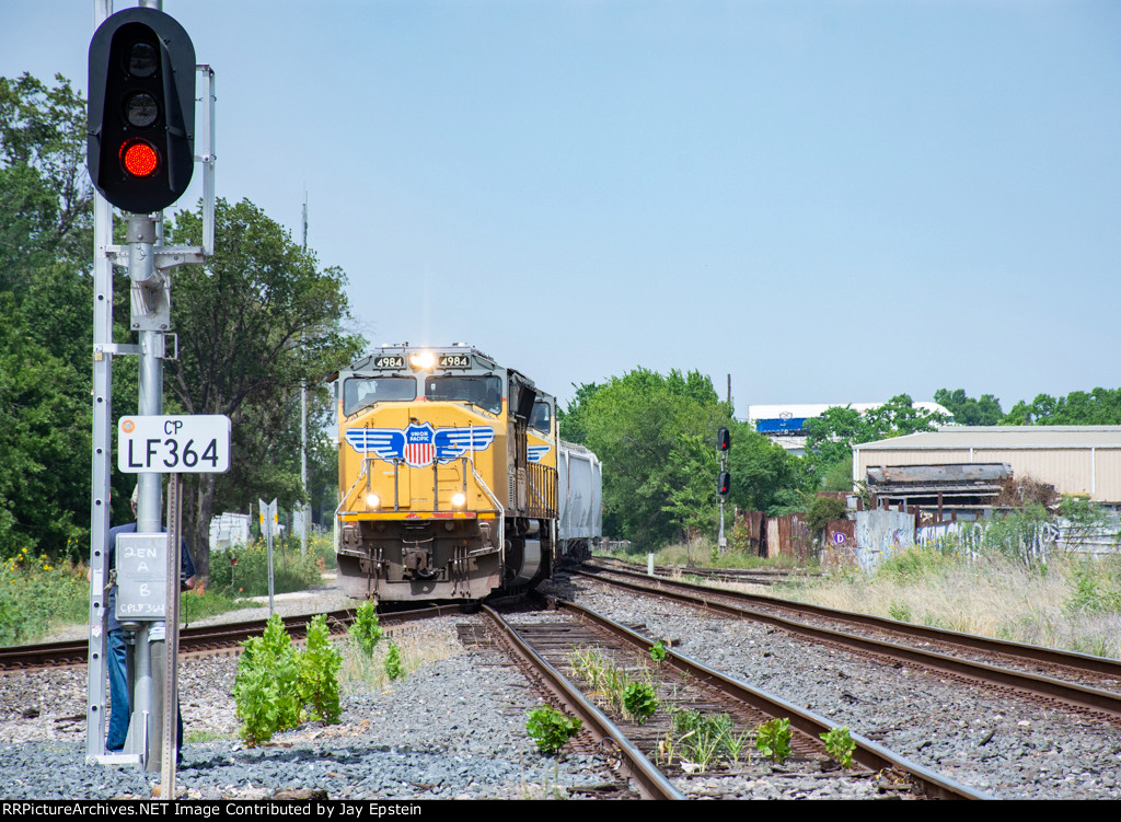 UP 4984 swings off the Terminal Sub at Tower 26